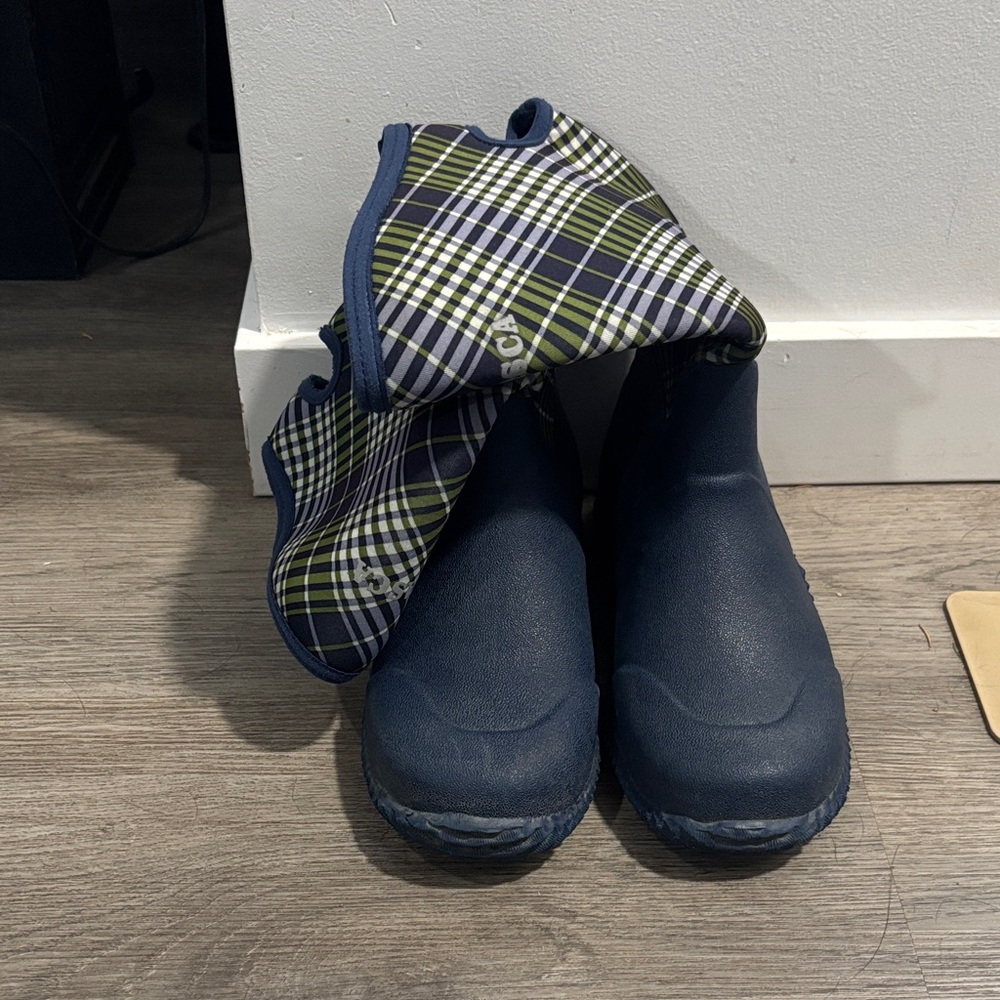 Itasca Plaid Rain Boots in Navy and Green